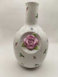 Wazon z kwiatem relief motyw wiosenny biała ceramika