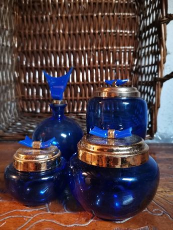 Conjunto de frascos em azul com tampas douradas e acrílico