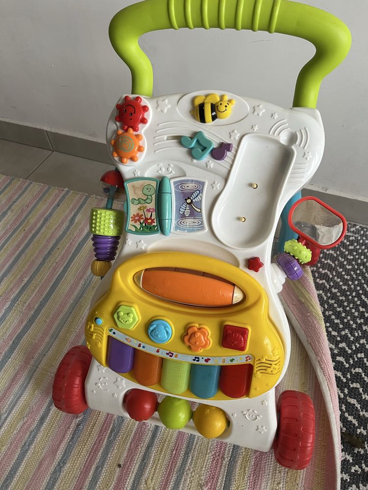 Andarilho com piano e outros brinquedos