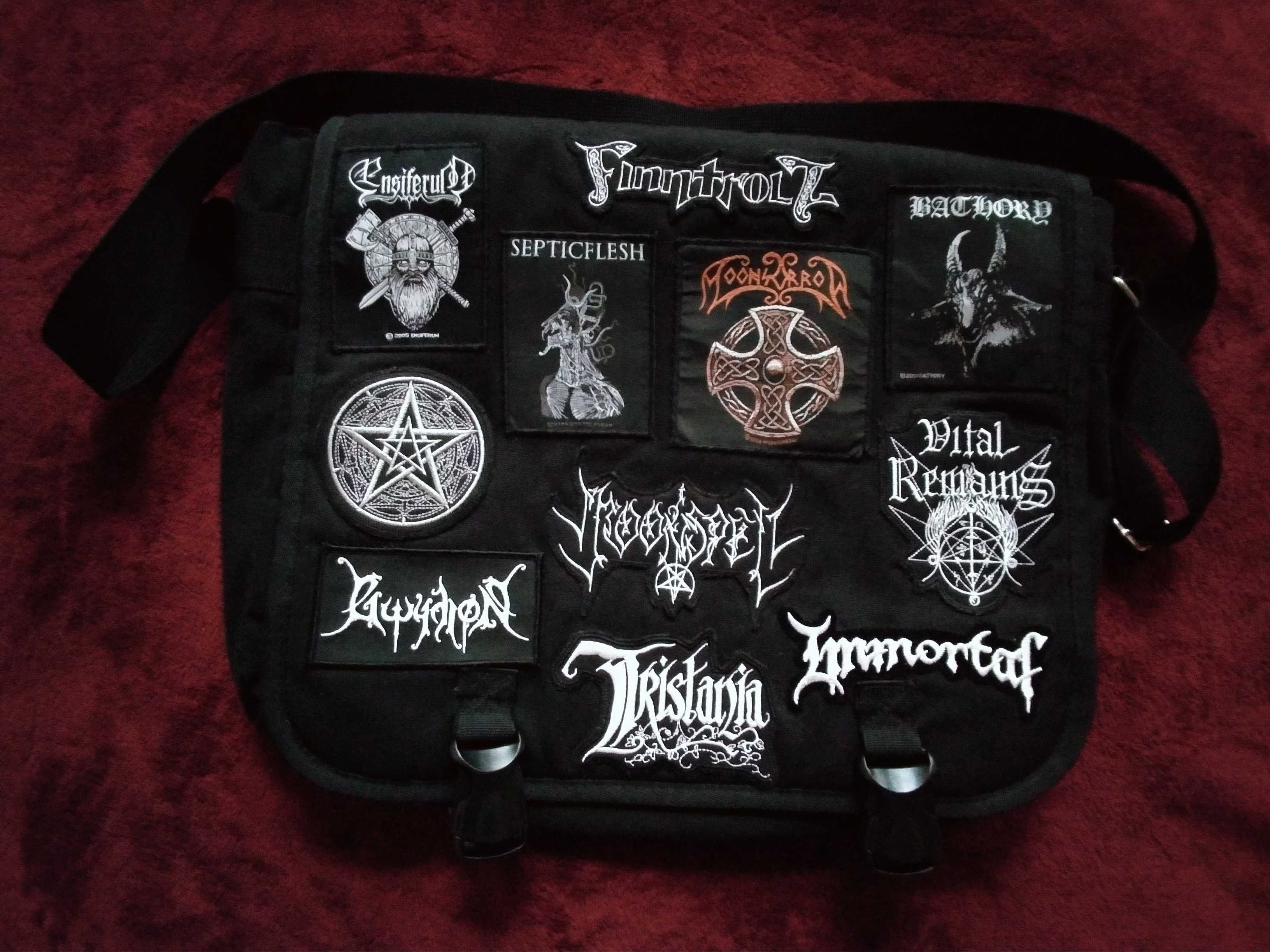 Mochila de alça com patches de bandas