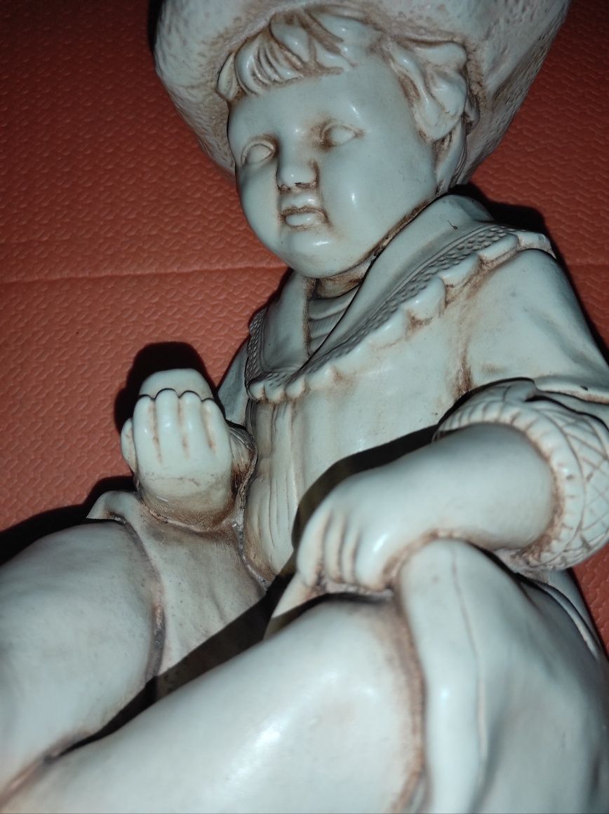 Статуетка фарфор Хлопчик з яблуком