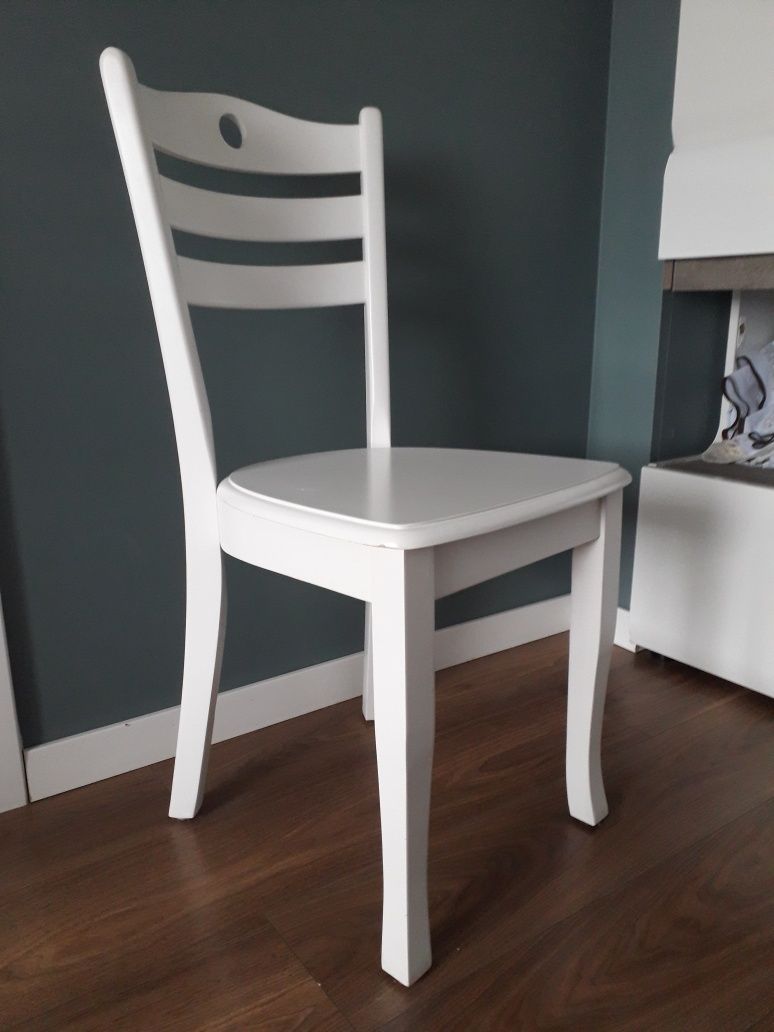Białe drewniane krzesełko