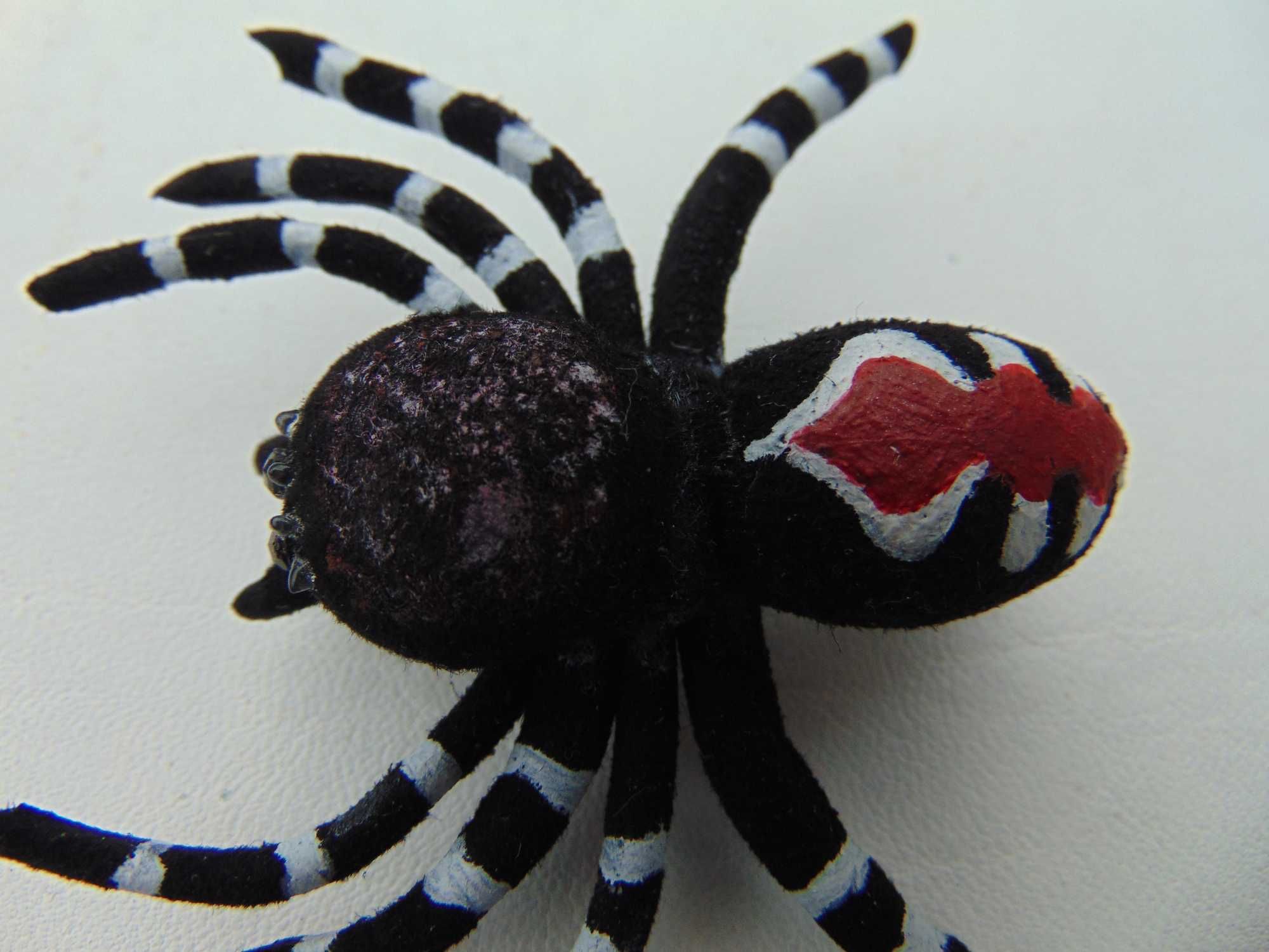 Czarny czerwony pająk skórzany  prezent na halloween/ręczna praca