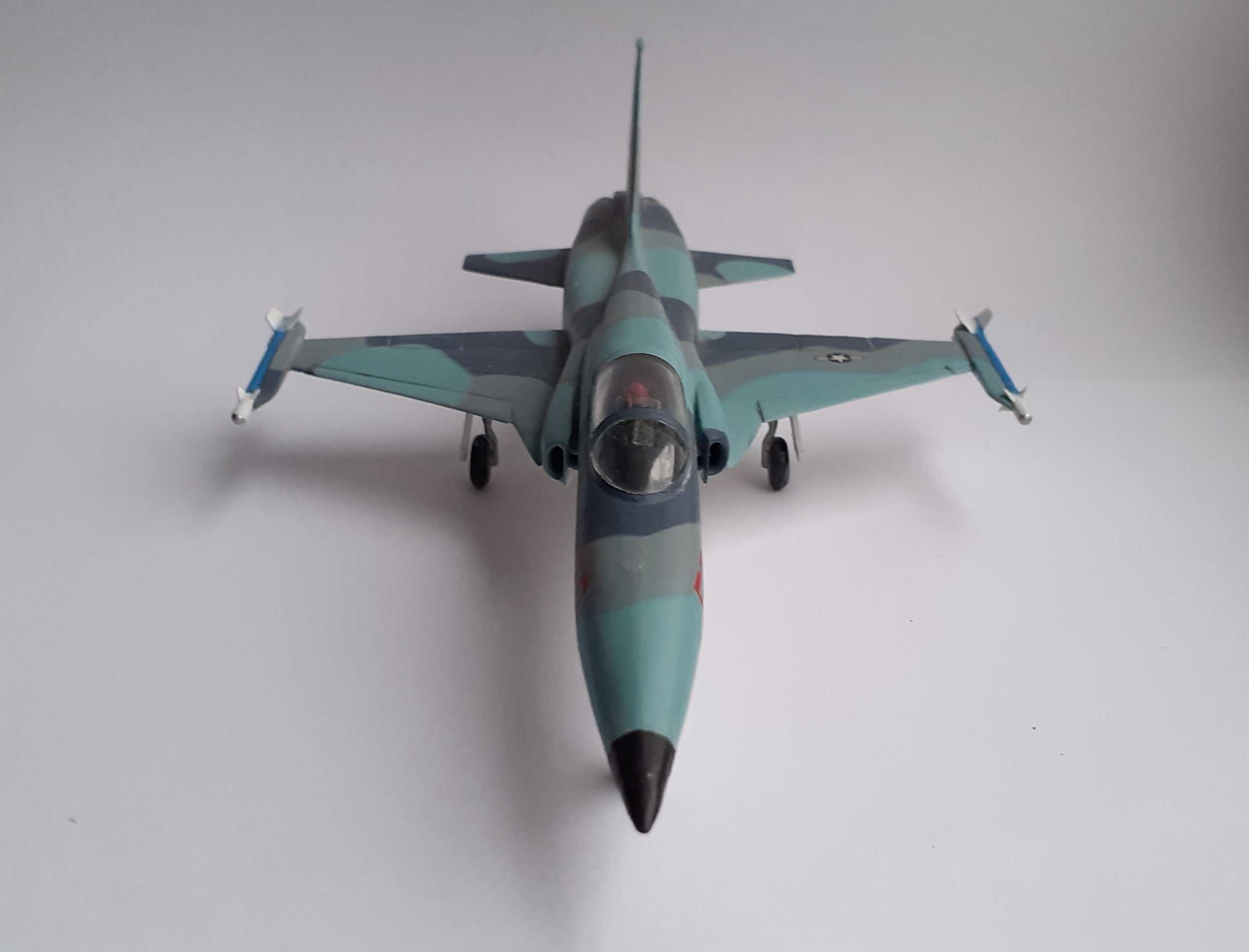 F-5А Собранная модель самолёта [1:72]
