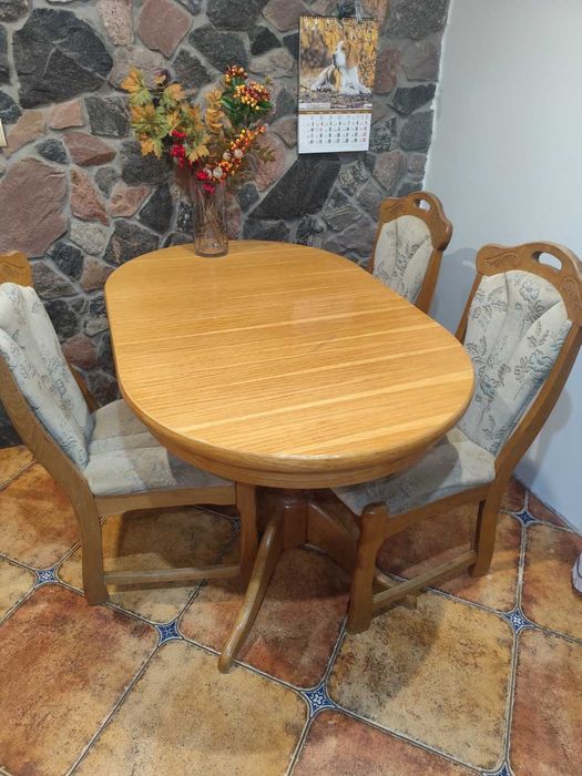 stół z trzema krzesłami