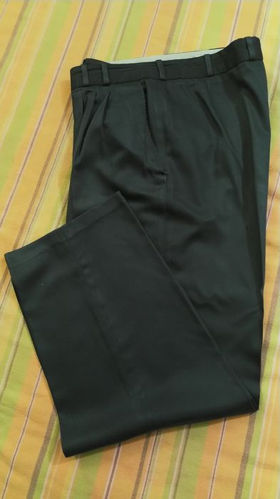 Calças clássicas cor azul.