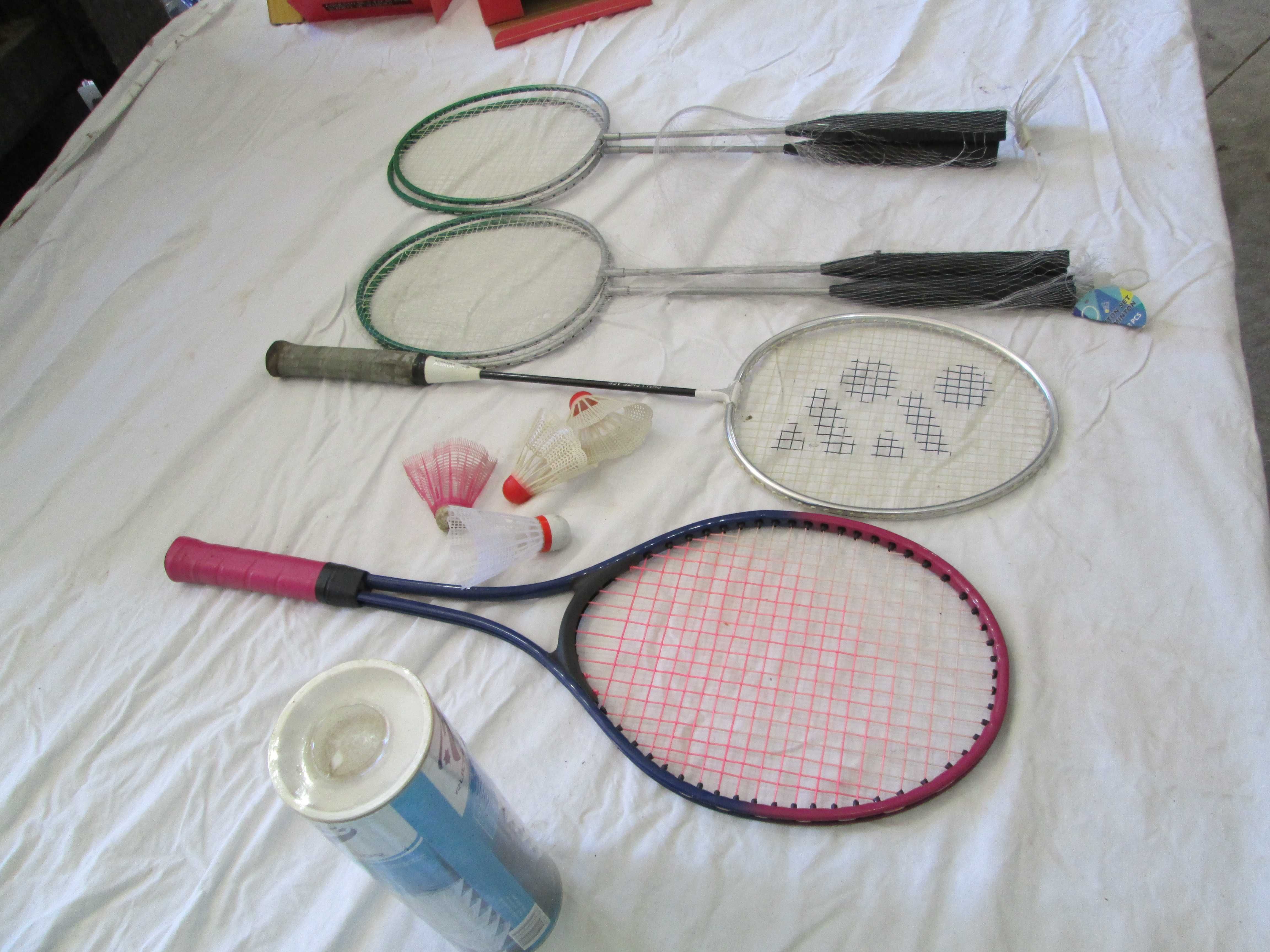 Raquetes para diversas modalidades.