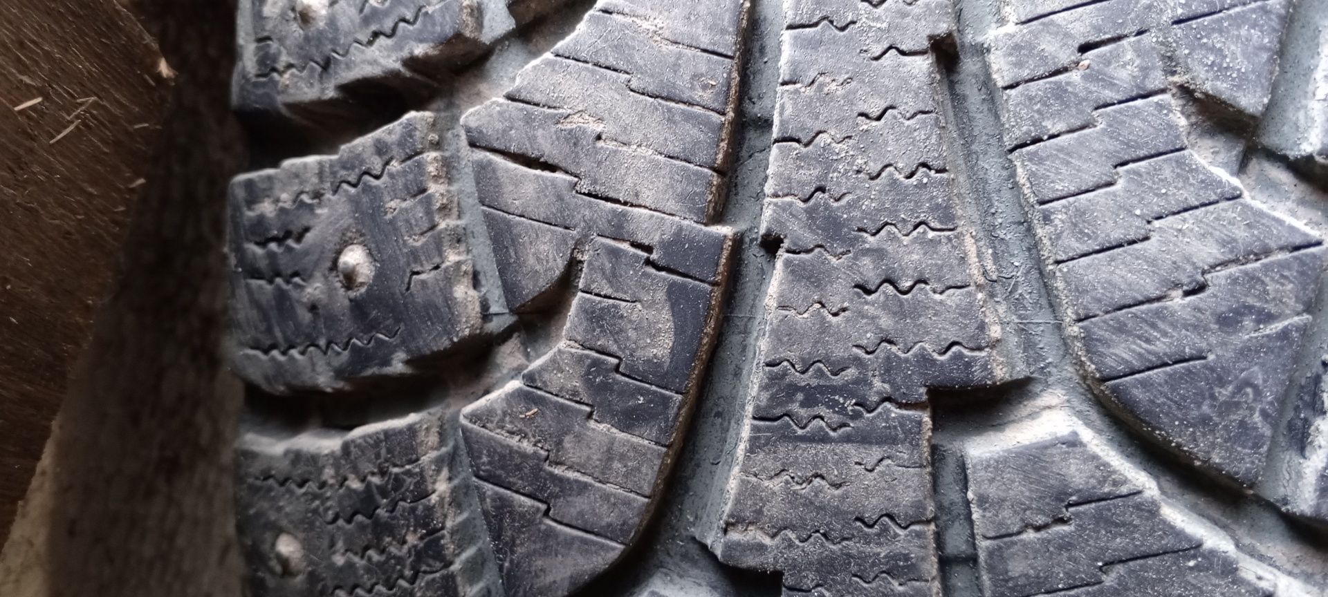Дуже в хорошому стані зимова на шипах не вбиваема  гума   HANKOOK