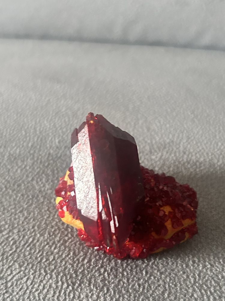 Kamien minerał rubin pruskit na skale nacuerzystej