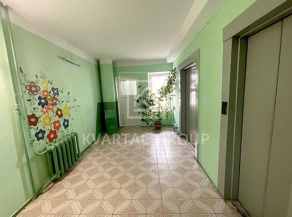 Продаж 2к квартири біля метро. Простора і тепла. Сертифікат Постанова