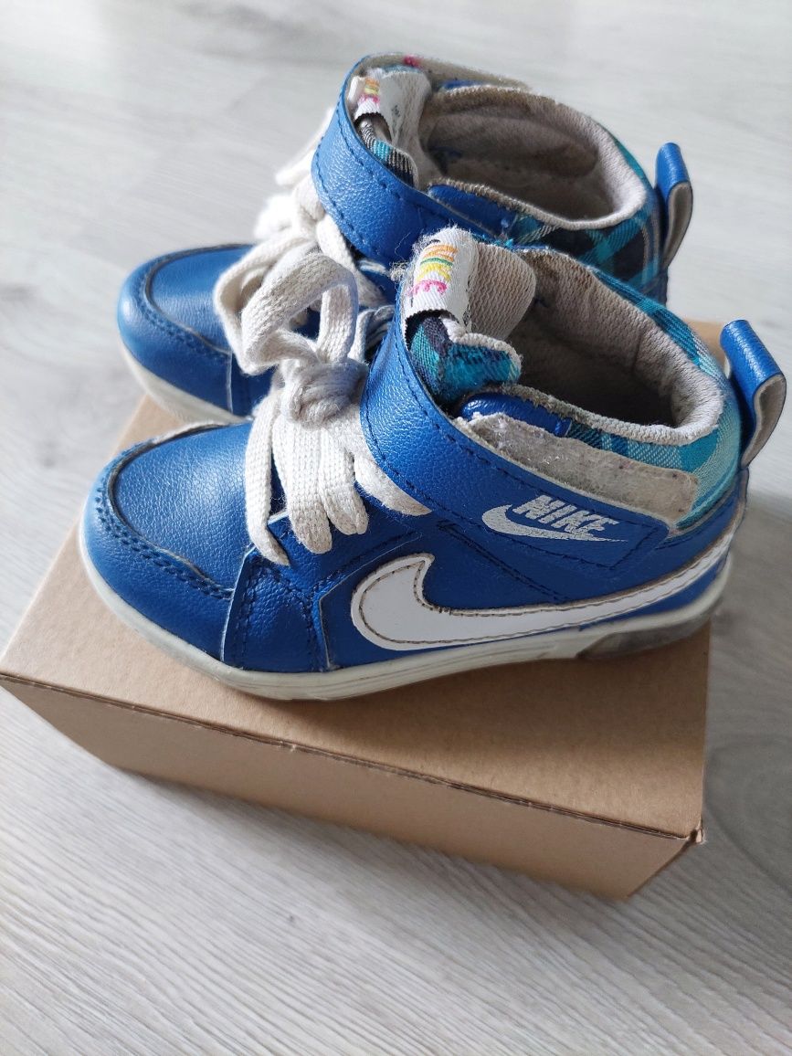 Trampki na rzep Nike 22