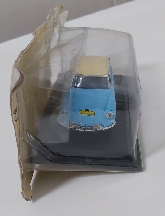 Miniatura Citroën em escala 1/43