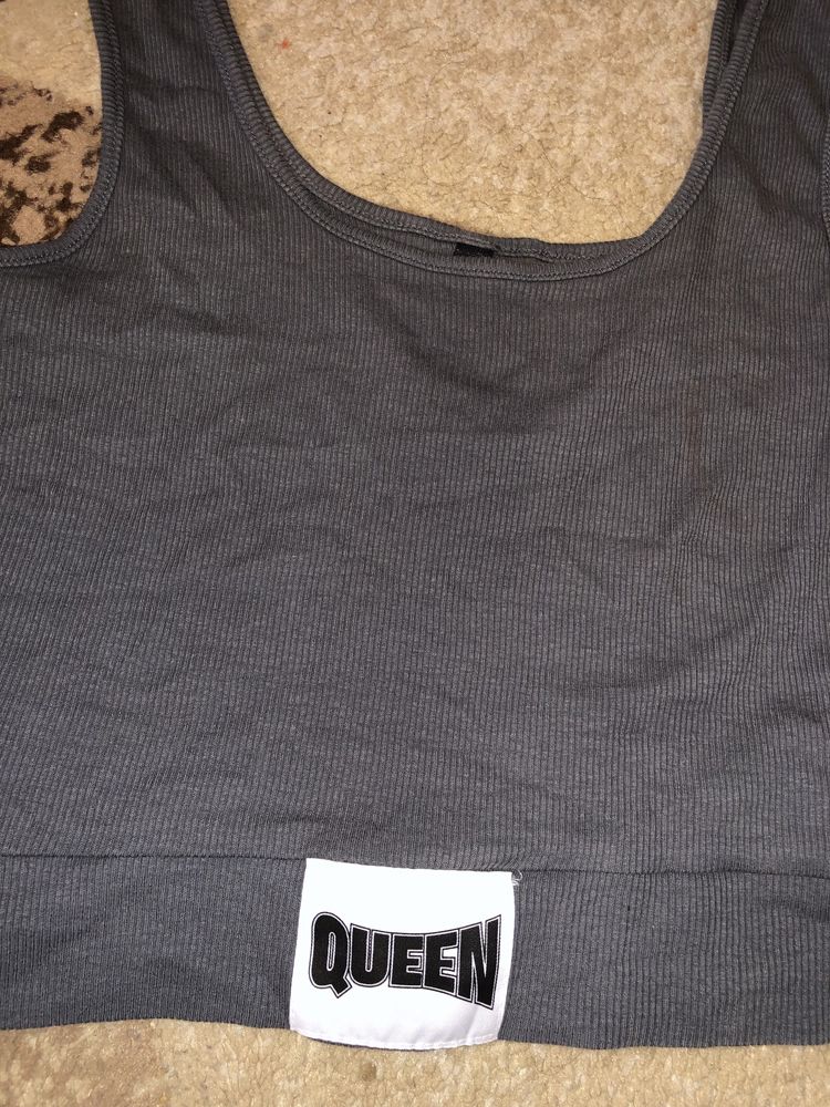 Top z napisem Queen