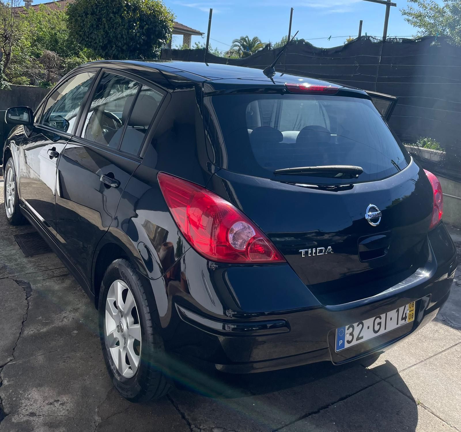 Vendo Nissan Tiida cor Preto  1.5 TDI