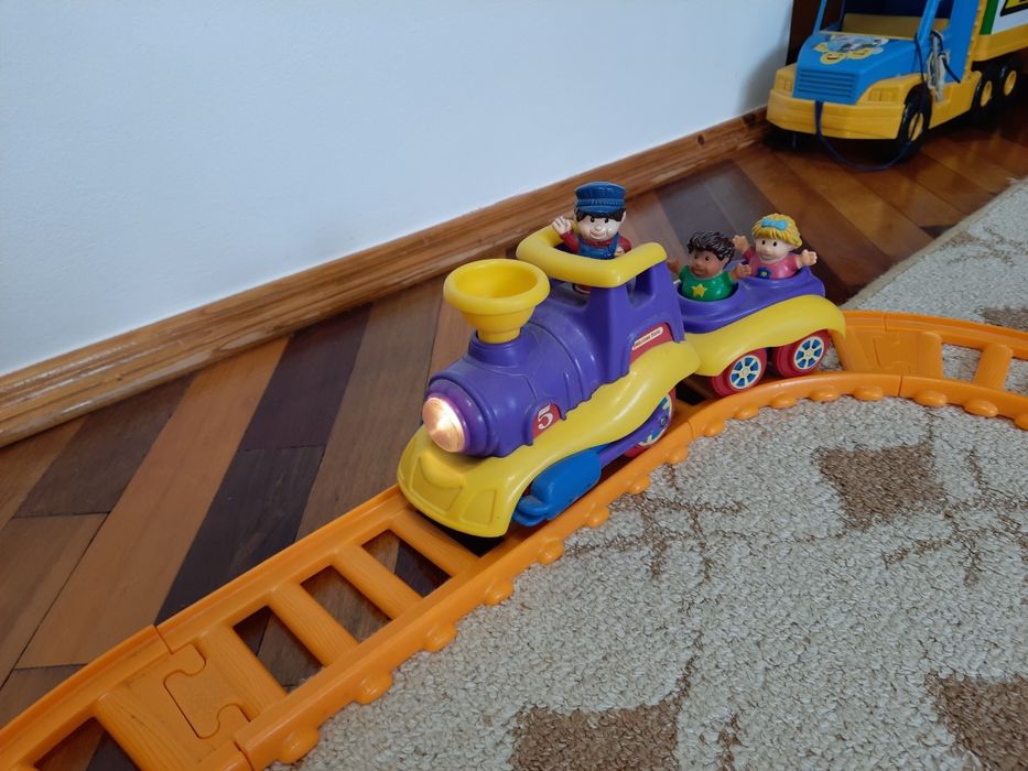 Потяг поїзд на батарейках з колією +маленькі іграшки,які заводяться