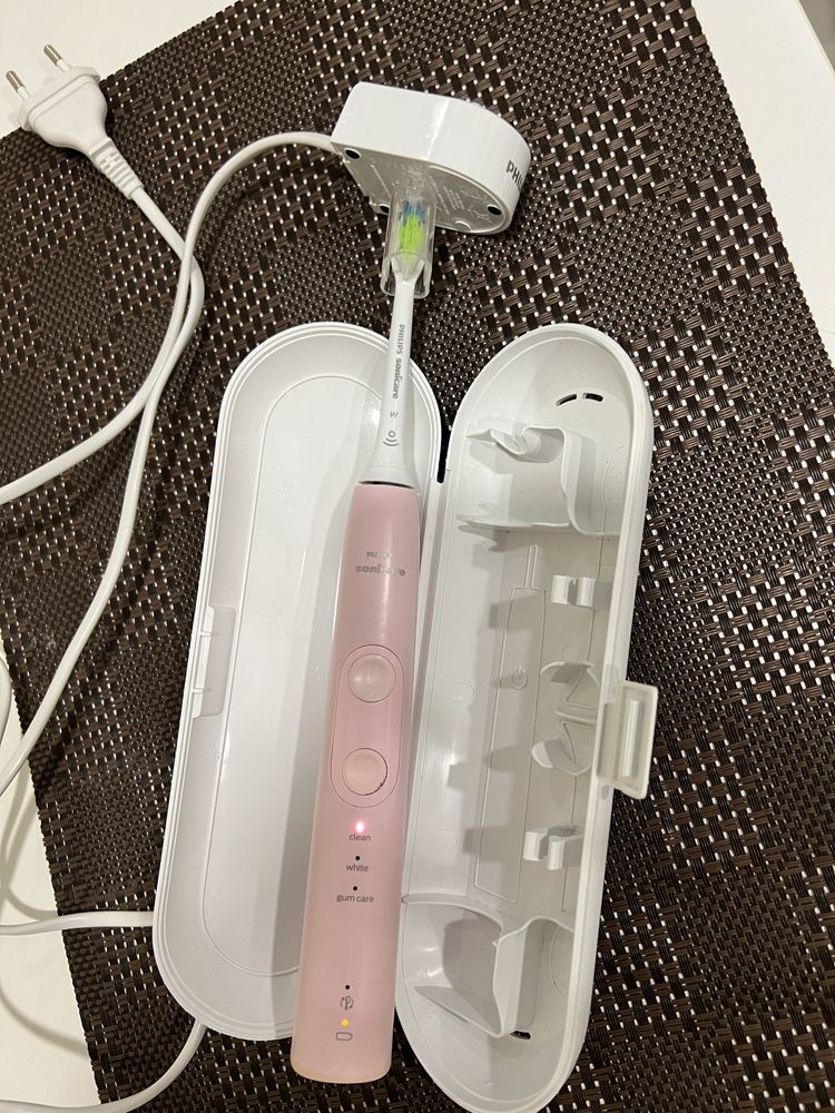 Электрическая зубная щетка Philips Sonicare HX684J розовая