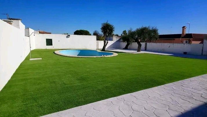Aluguer de mini giratória com manobrador, aplicação relvas ,piscinas