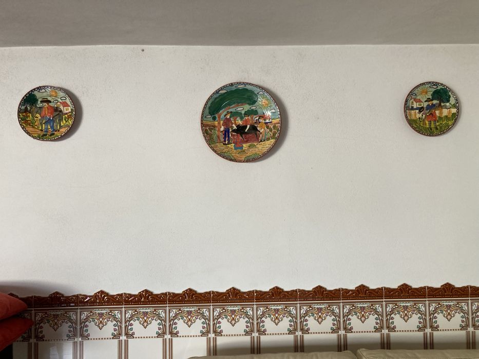 Pratos decorativos em barro pintados a mao