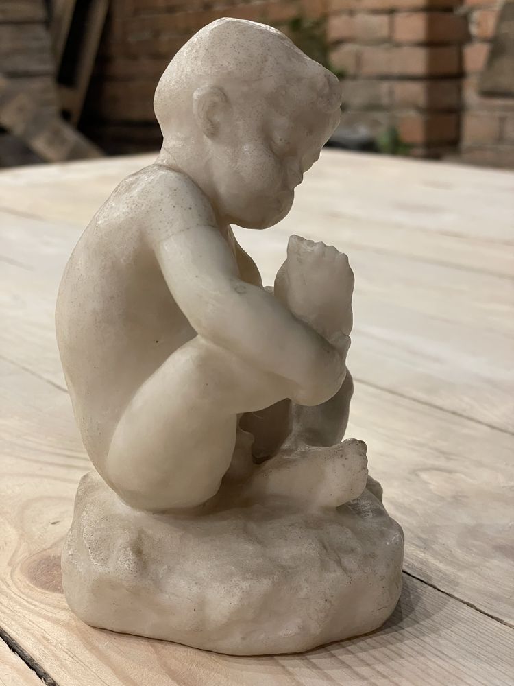 Продам статуэтку ссср пластик бакелит Мальчик вытаскивает занозу