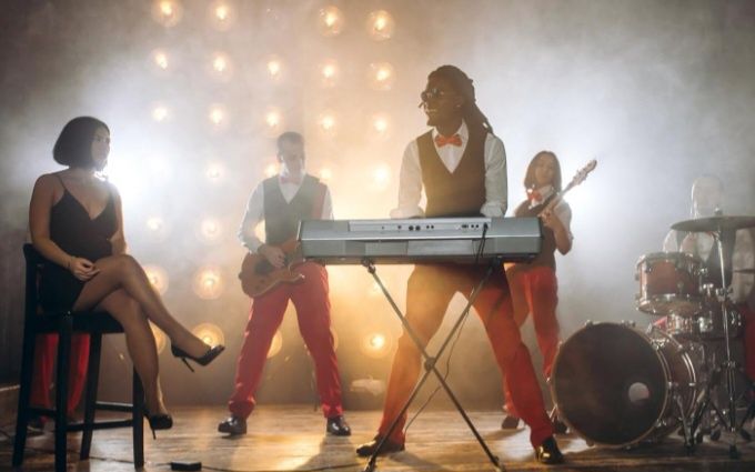 Stojak na keyboard