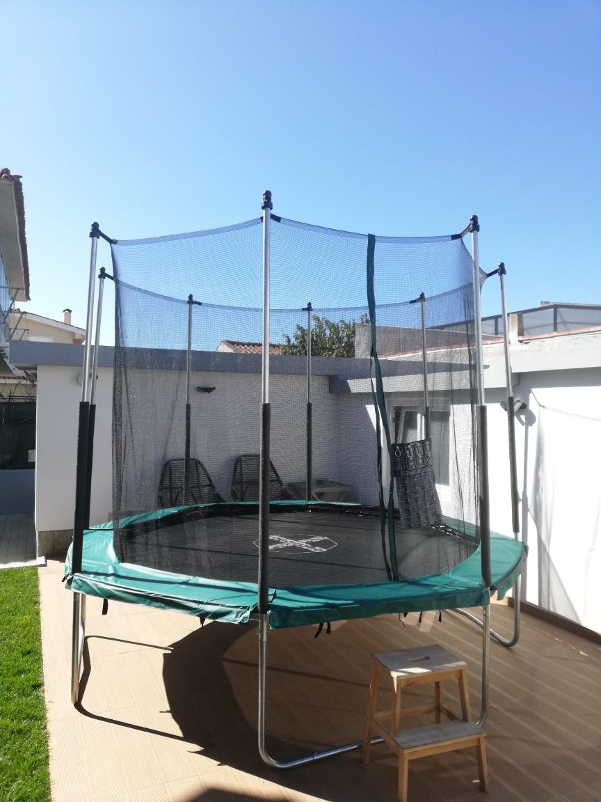 Aluguer de trampolim (pula pula) de 3 metros. Diversão garantida