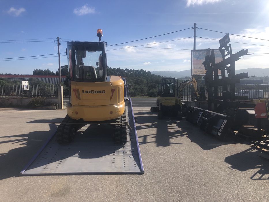 Aluguer mini escavadora