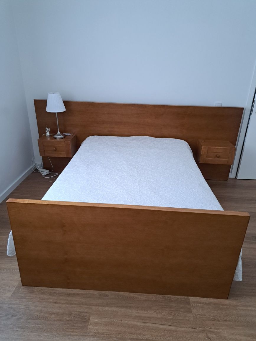 Cama casal em madeira