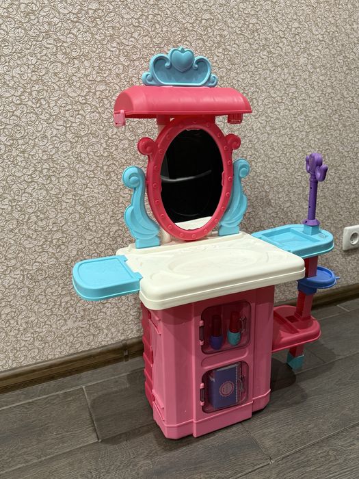 Трюмо , столик з дзеркалом для дівчинки