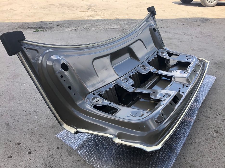 Крышка багажника Volkswagen Passat B8   561827025L