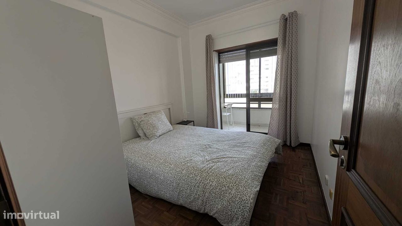 Quarto Para Arrendar - Centro De Almada