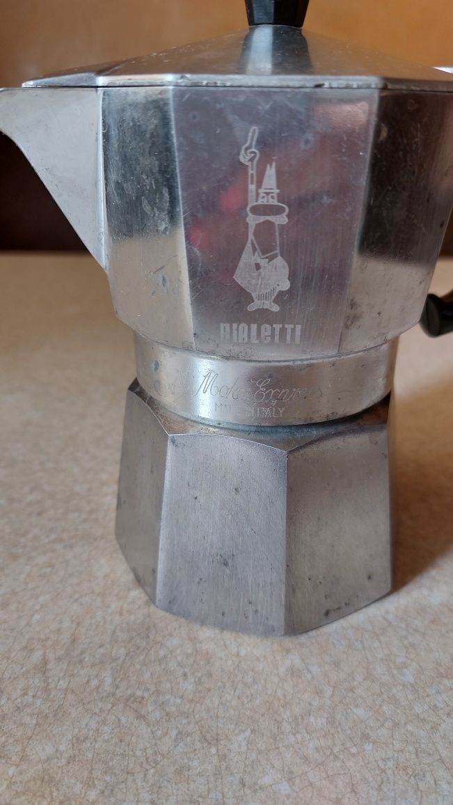 Продам гейзерную итальянскую кофеварку Bialetti