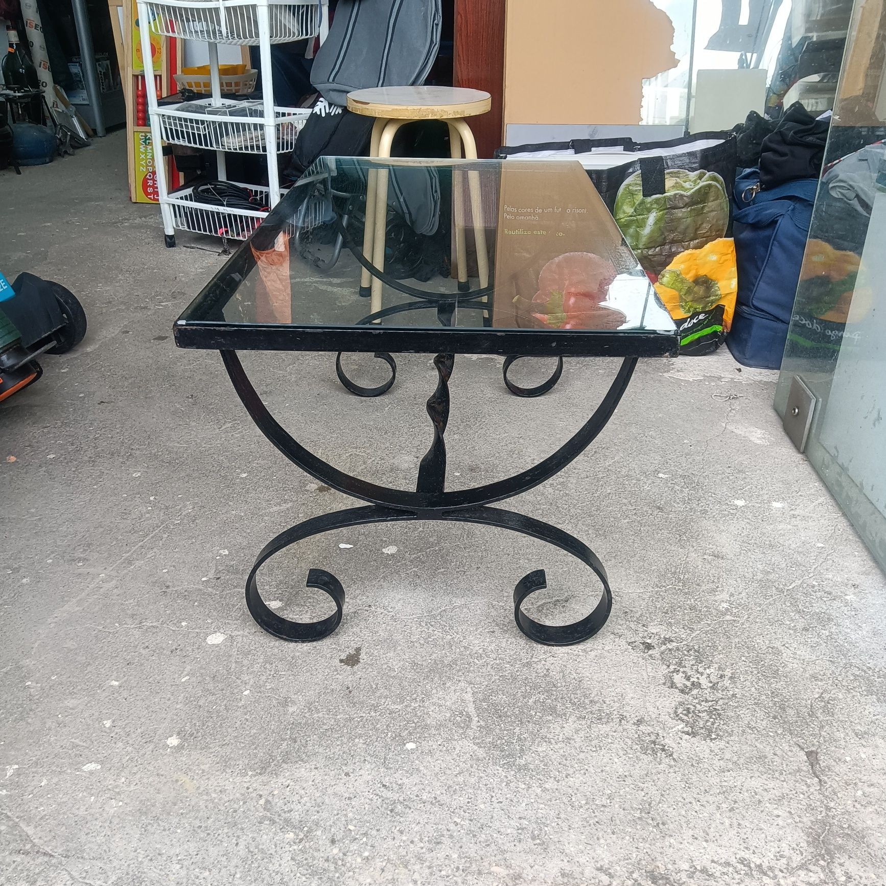 Mesa de centro estilo antigo