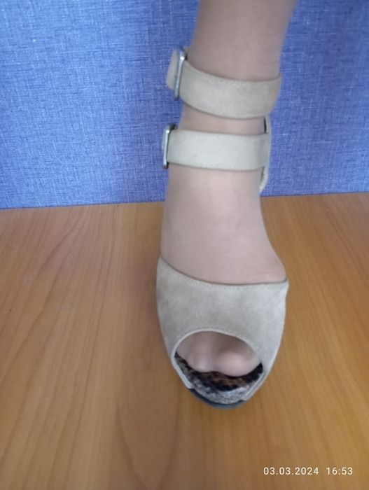 Босоніжки замшеві на високому каблуку