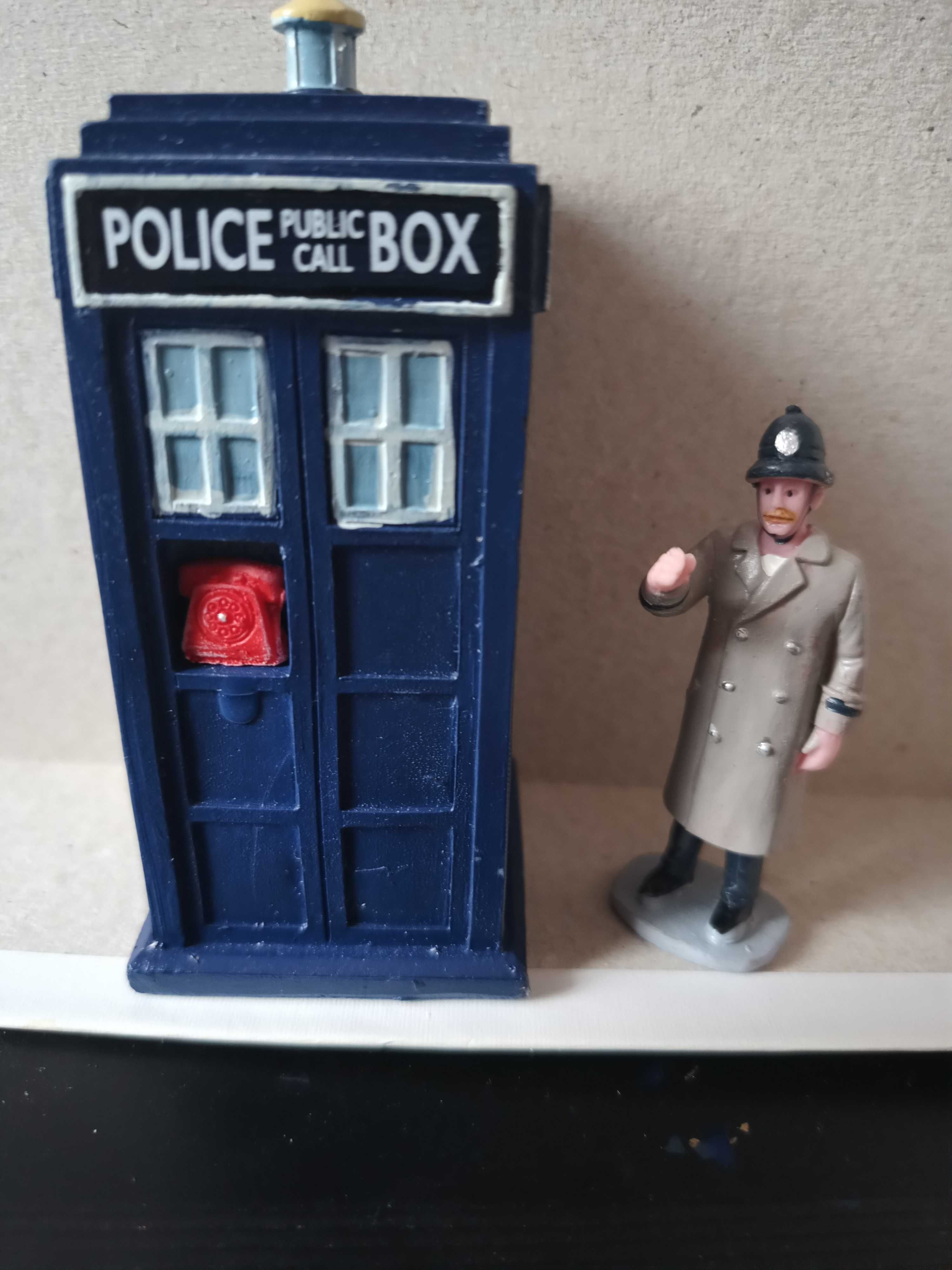 Lemax - figurki Policyjna budka telefoniczna z policjantem