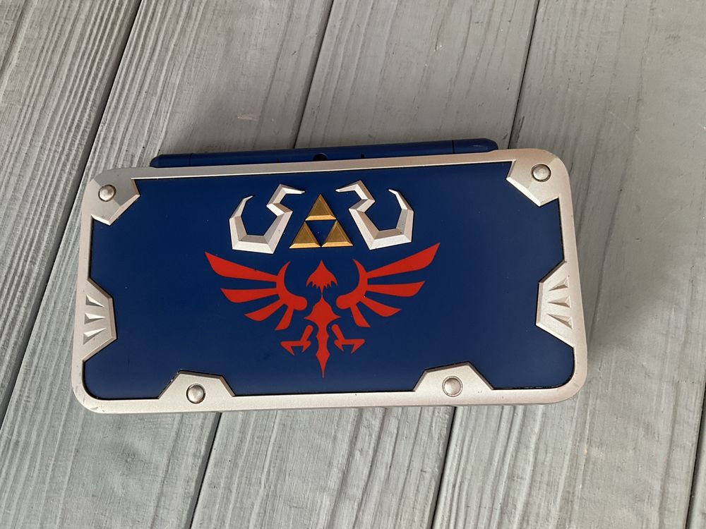 New Nintendo 2DS XL Zelda Hylian Shield Edition