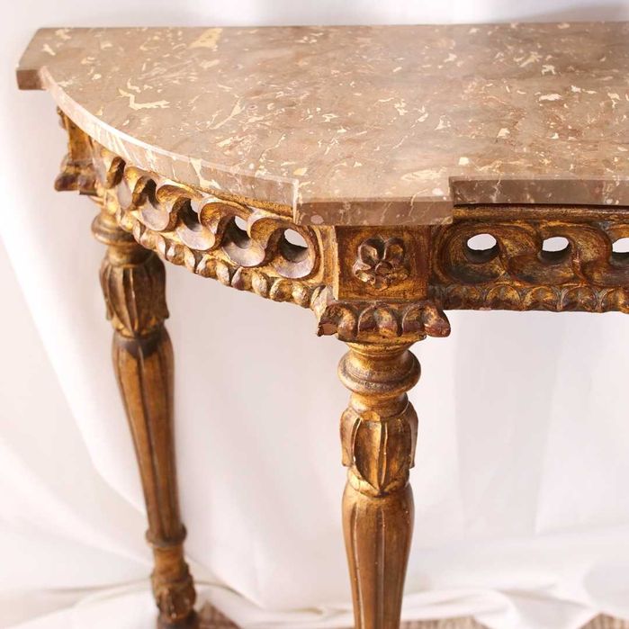 Credência ao gosto barroco em madeira talhada e dourada