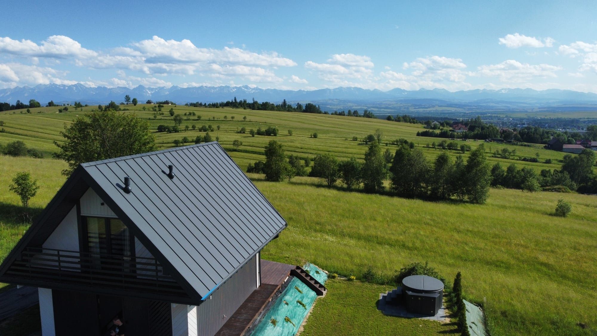 Domek w górach z gorąca balią, widok na Tatry.