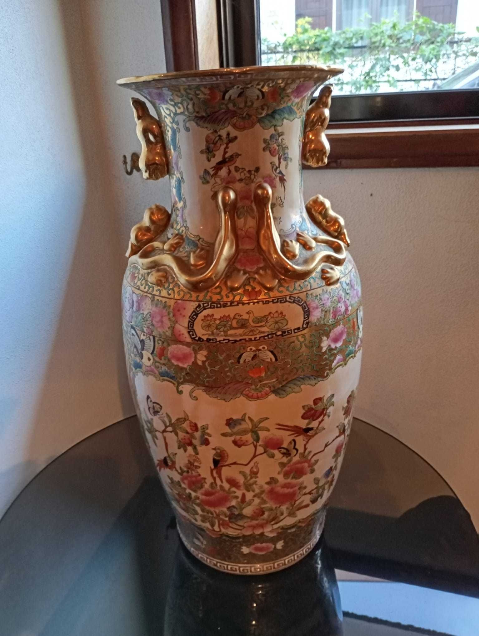 Jarra Oriental em Porcelana com Detalhes Dourados