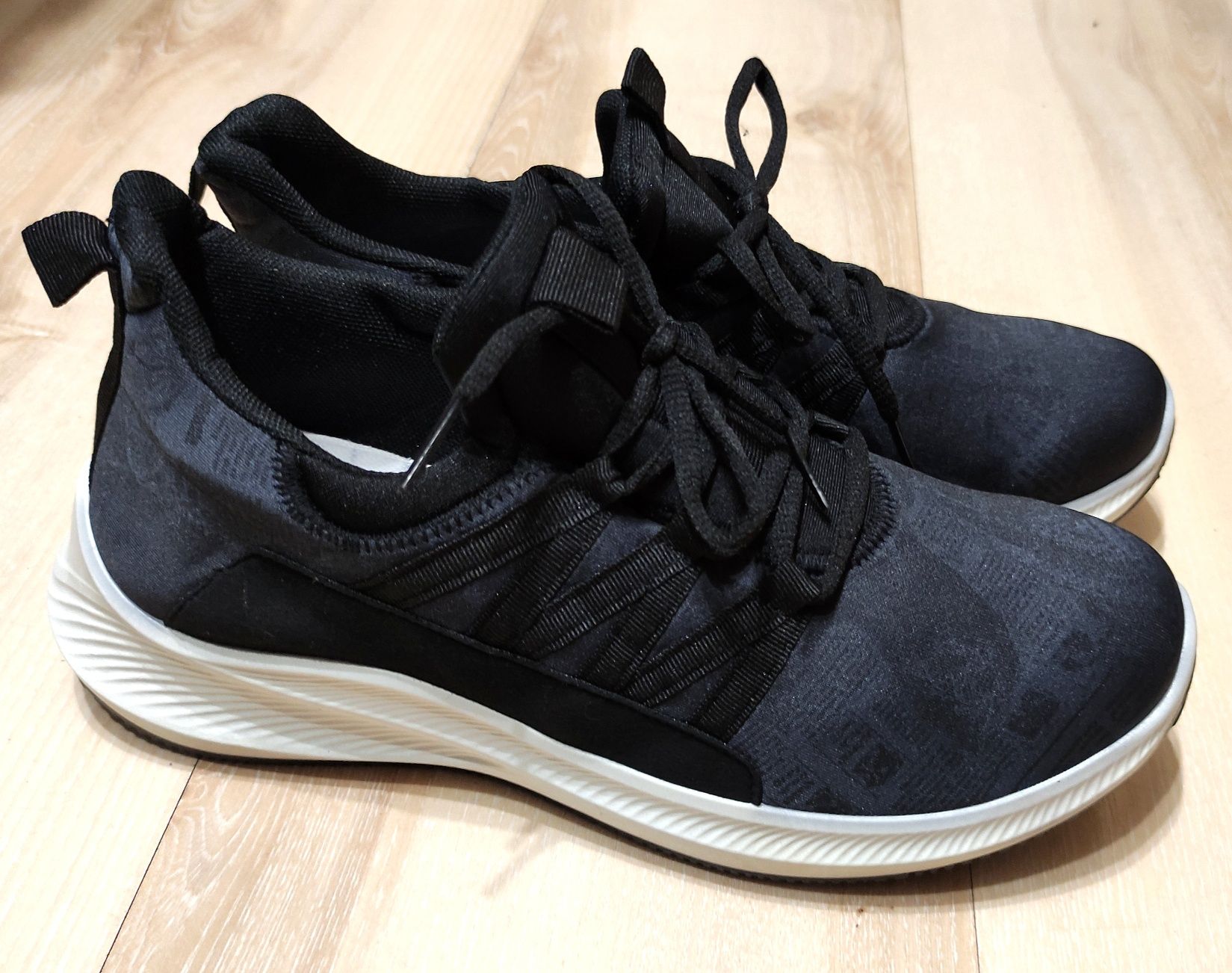 Nowe buty sportowe wkładka 26,5 cm
