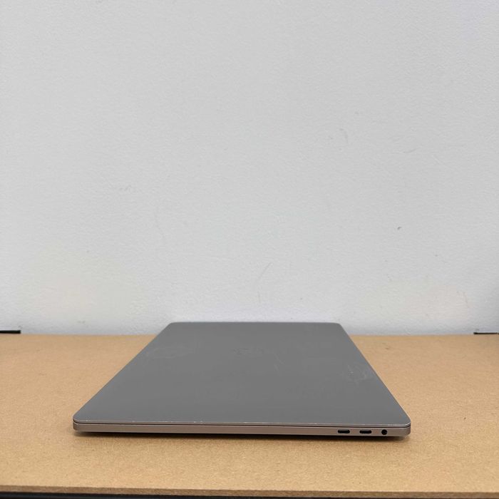 MacBook Pro 15 2017 { i7 | 16gb | 512 ssd | AMD 555x-2gb} 82910SV