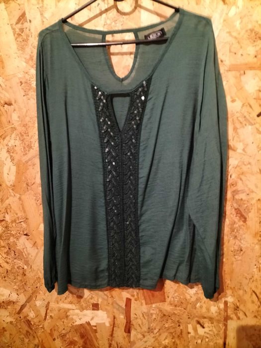 Camisola verde com aplicações de lantejoulas