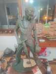 Vendo Escultura única 
A obra na imagem é uma escultura que representa