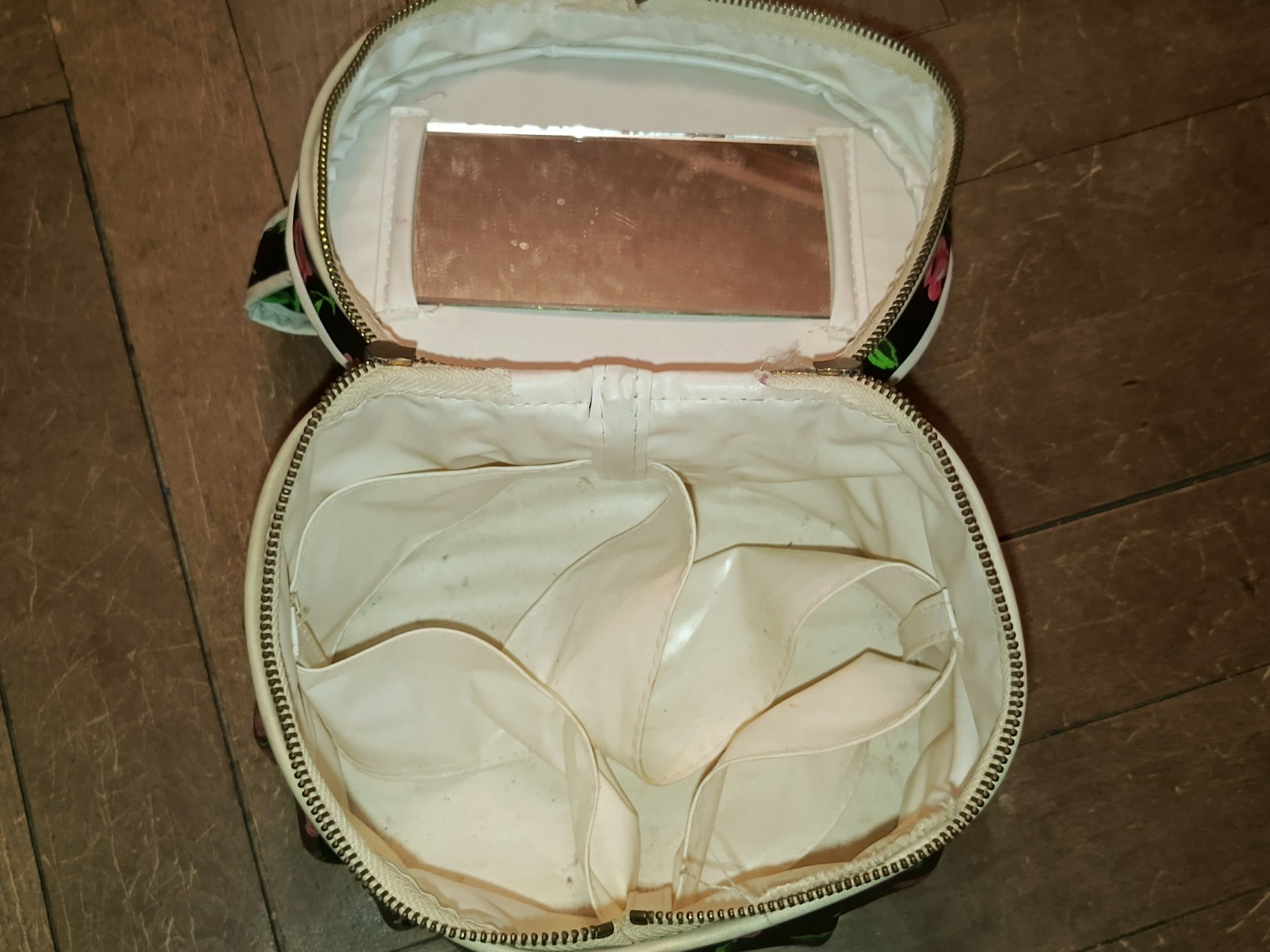 Kosmetyczka PRL stara kwiaty wzór czarna lusterko róża róże lata 90 80