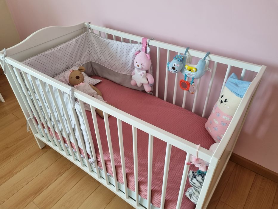 Cama com trocador e muda fraldas Ikea