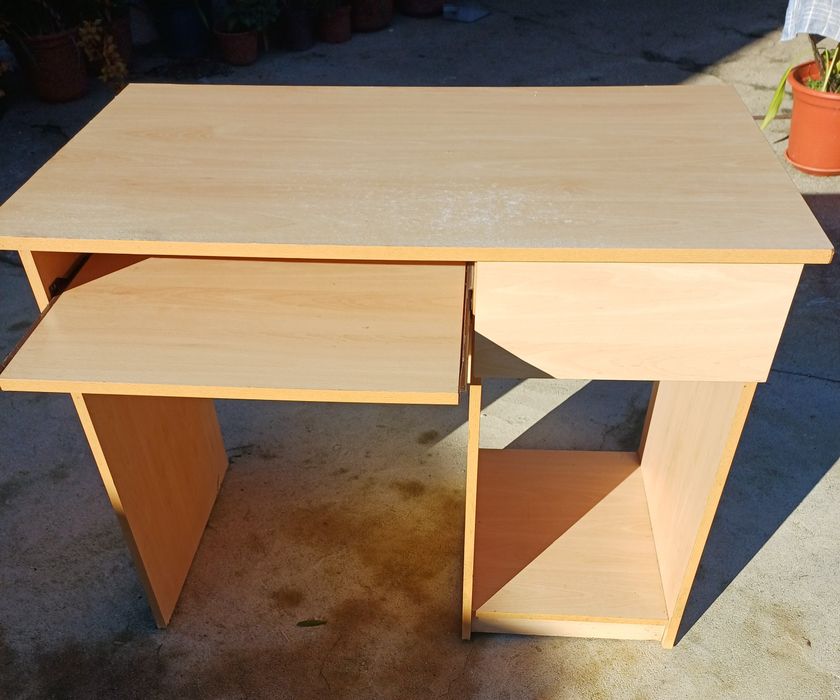 Secretária em  bom estado