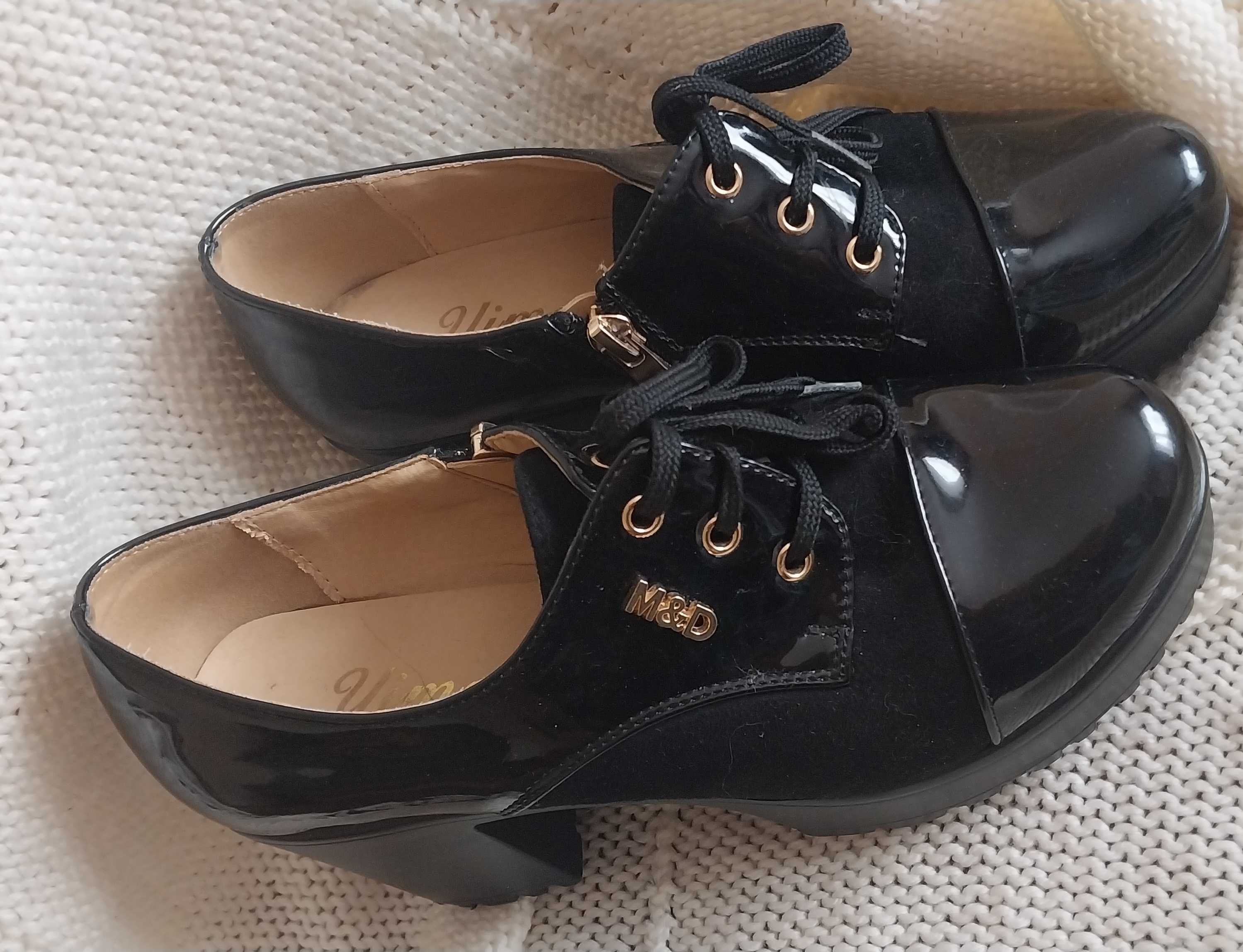 Чорні туфлі на широкому каблуку