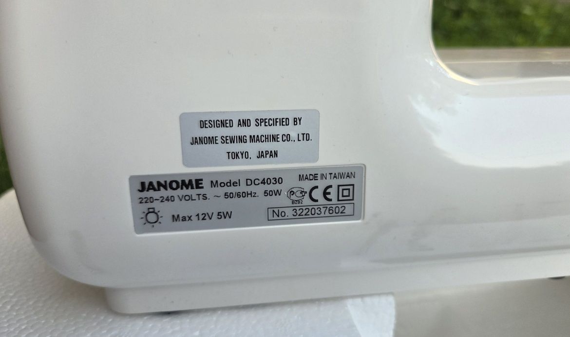 Швейна машина Janome DC4030
