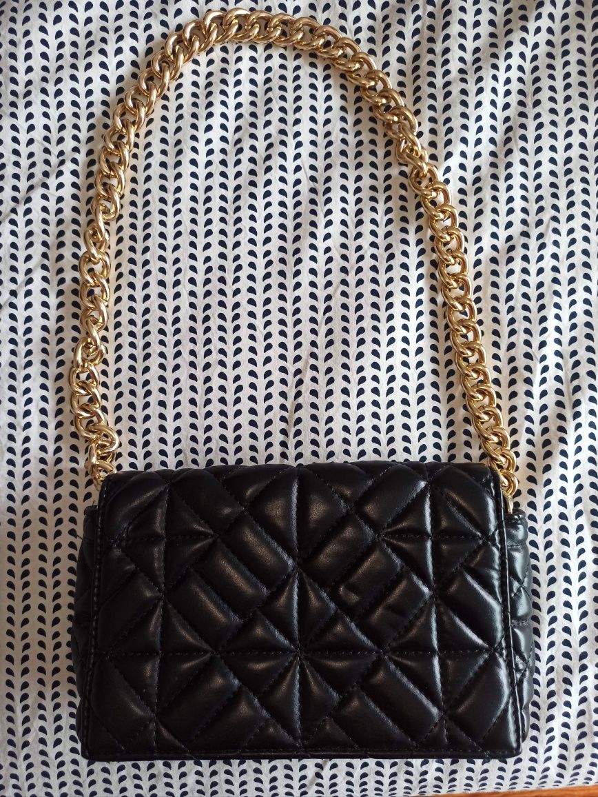Clutch almofadada preta NOVA com alça dourada!