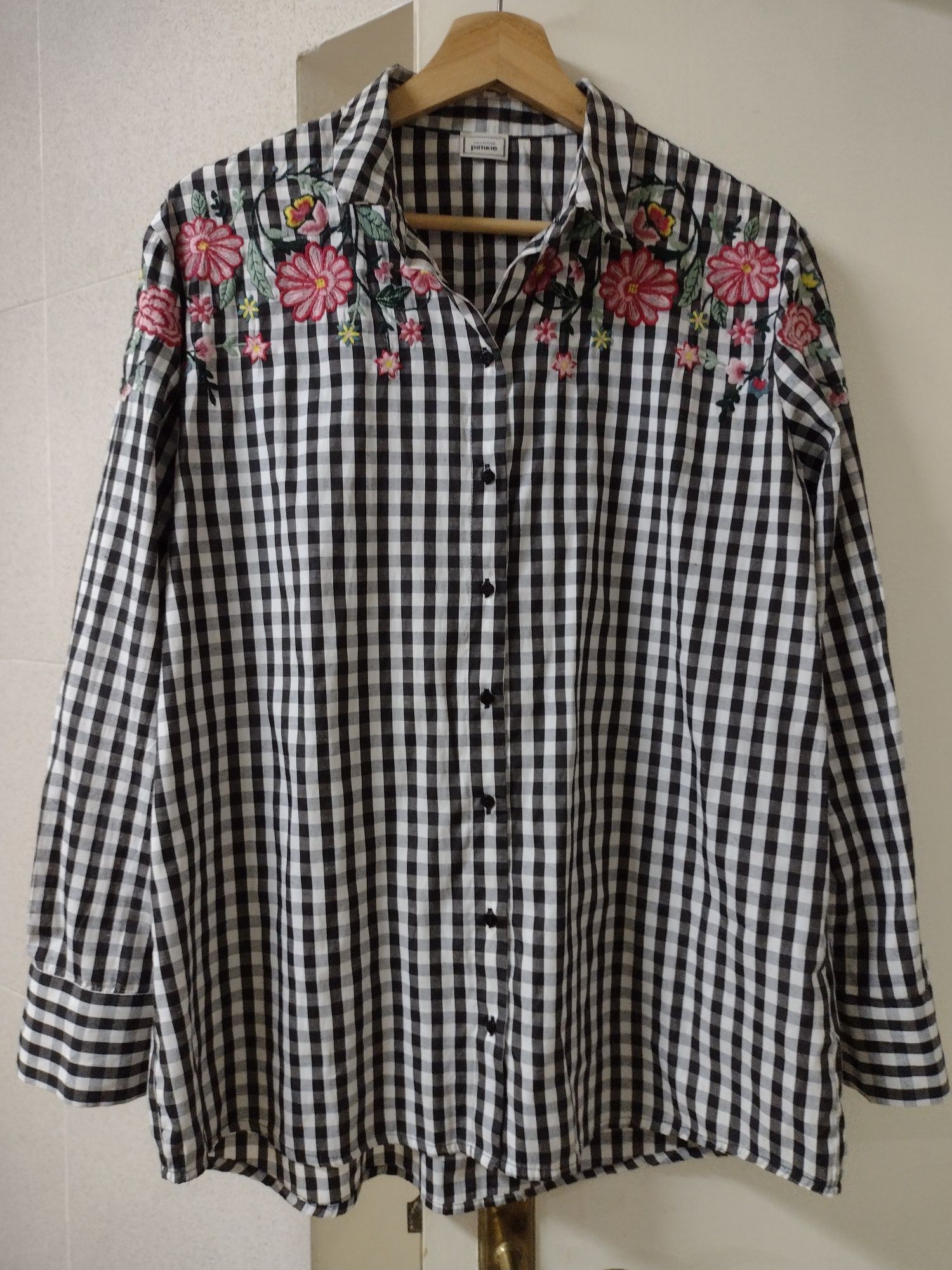 Camisa Pimkie M

Preta e Branca com Padrão floral.

Em excelente estad