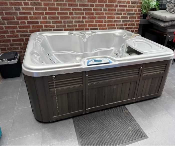 Jacuzzi dzakuzi sundnance spas capri taras ogrod caloroczne